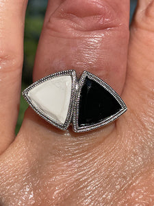 ANTIQUE VINTAGE ART DECO BLACK and WHITE ONYX RING in PLATINUM