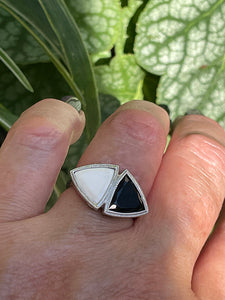 ANTIQUE VINTAGE ART DECO BLACK and WHITE ONYX RING in PLATINUM