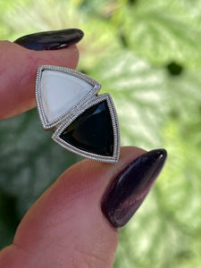 ANTIQUE VINTAGE ART DECO BLACK and WHITE ONYX RING in PLATINUM