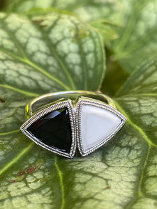 ANTIQUE VINTAGE ART DECO BLACK and WHITE ONYX RING in PLATINUM