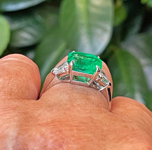 Load image into Gallery viewer, Van Cleef &amp; Arpels Vintage GIA 5.28ct Colombian Emerald &amp; Diamond Platinum Ring