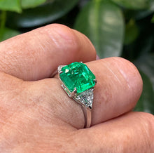 Load image into Gallery viewer, Van Cleef &amp; Arpels Vintage GIA 5.28ct Colombian Emerald &amp; Diamond Platinum Ring