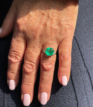 Load image into Gallery viewer, Van Cleef &amp; Arpels Vintage GIA 5.28ct Colombian Emerald &amp; Diamond Platinum Ring