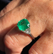 Load image into Gallery viewer, Van Cleef &amp; Arpels Vintage GIA 5.28ct Colombian Emerald &amp; Diamond Platinum Ring