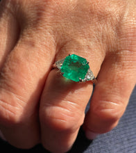 Load image into Gallery viewer, Van Cleef &amp; Arpels Vintage GIA 5.28ct Colombian Emerald &amp; Diamond Platinum Ring