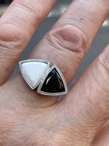 ANTIQUE VINTAGE ART DECO BLACK and WHITE ONYX RING in PLATINUM