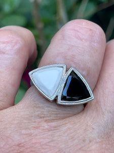 ANTIQUE VINTAGE ART DECO BLACK and WHITE ONYX RING in PLATINUM