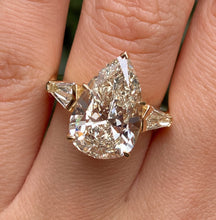 Load image into Gallery viewer, GIA 5.76ct Estate Vintage Pear Diamond Three-stone Engagement Wedding ring 18k Yellow Gold